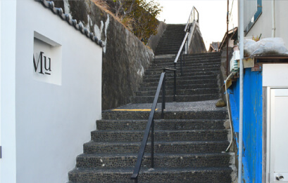 This signboard is the for our guests who arrive on foot. Please use the stairs. It is a bit long, but please be careful.